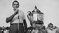 Az 1968-as PGA-bajnoknak járó serleggel