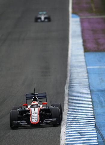 Csalóka a kép, a McLaren még (?) nem jár a Mercedes előtt