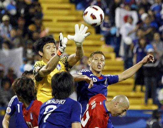 Pokoli küzdelem után végül a kék mezes japánok küzdötték ki a sikert (Fotó: Reuters)
