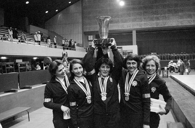 Az 1964-es játékok győztes tőrcsapata: Ágoston Judit, Dömölky Lídia, Juhász Katalin, Marosi Paula, Rajtő Ildikó (Fotó: MTI)