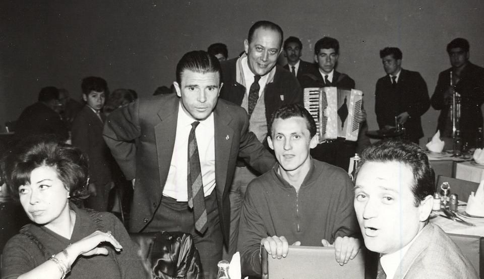 Az 1962-es chilei vb-n a spanyol válogatott Puskás Ferenc és a magyar csapat centere, Albert Flórián társaságában (Fotó: Puskás Intézet)