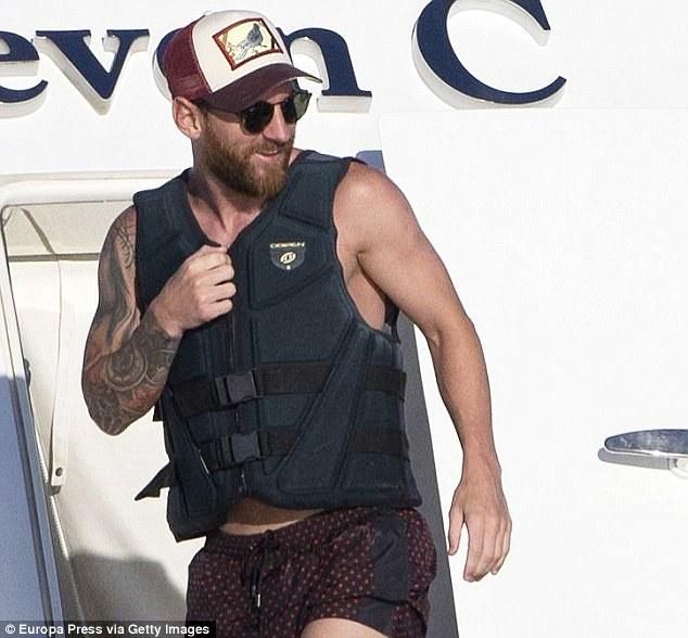 Lionel Messi a hajó fedélzetén (Fotó: Daily Mail)