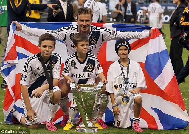 Beckham és a srácok az MLS trófeájával (Forrás: Daily Mail)