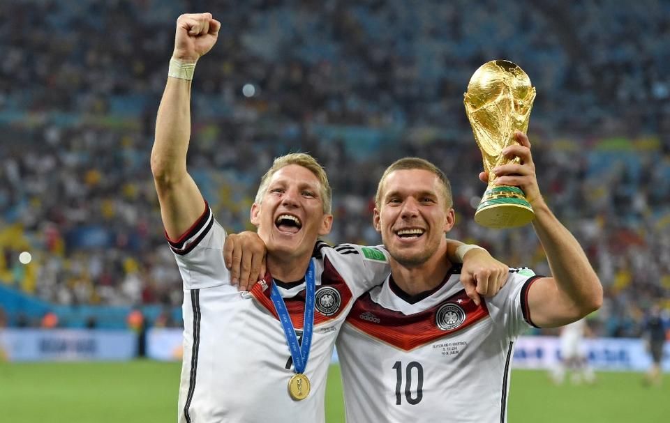 Legendásan nagy barátjával, Podolskival együtt emelhette fel a vb-trófeát (Fotó: AFP)