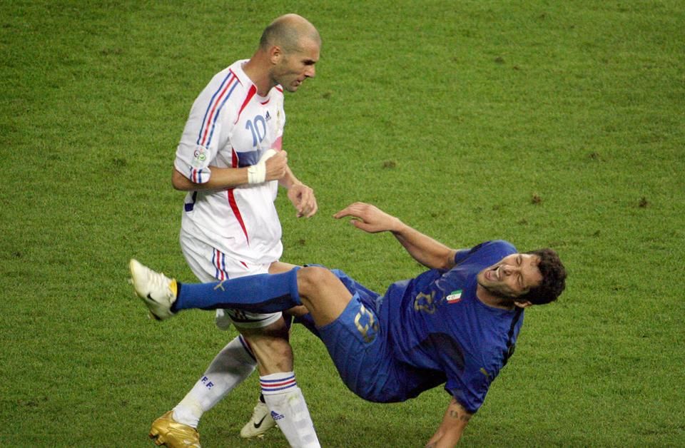 A 2006-os vb döntőjében Zidane lefejelte az őt felbosszantó Materazzit. A francia piros lapot kapott, és az olaszok tizenegyesekkel megnyerték a világbajnokságot