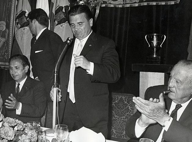 Puskás Ferenc a búcsúmeccse utáni banketten beszél 1969-ben, mellette az előtérben Santiago Bernabéu elnök és Juan Antonio Samaranch akkori spanyol sportminiszter, későbbi NOB-elnök (Fotó: PUSKAS.COM)