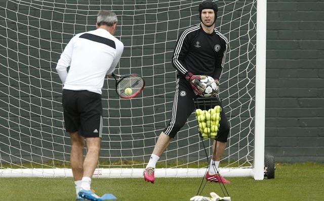 Petr Cech kétféle labdával készül a Galata ellen (Fotó: Reuters)
