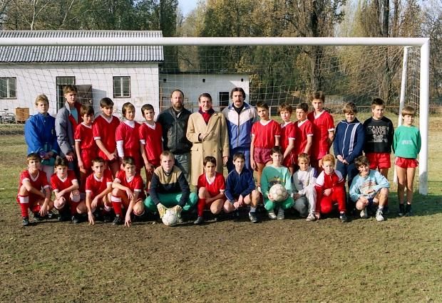 Czibor Zoltán a Komáromi FC serdülőcsapatával, Vizeli Csaba guggol, balról a második