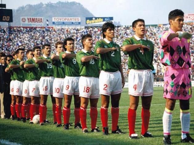 1993-ban még így hallgatta a mexikói válogatott a himnuszt… (Fotó: AFP)