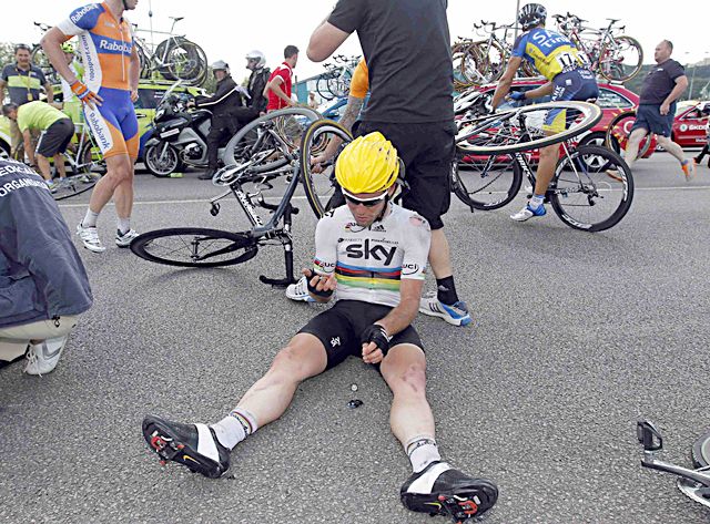 Mark Cavendish nézegeti frissen szerzett sérüléseit (Fotó: Reuters)