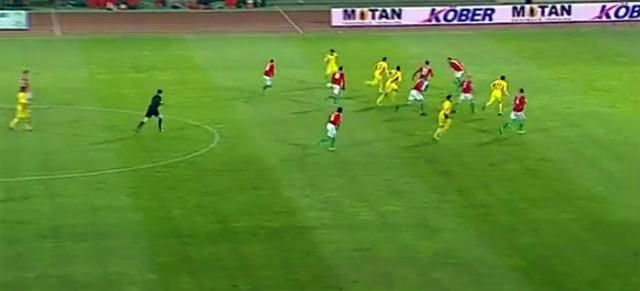 A románoktól kapott második gól fázisai: hiába a védelmi tömeg, Chipciu üresen talál be