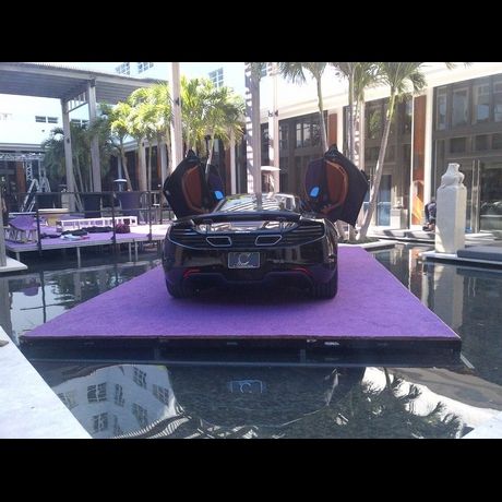 A 2012 McLaren MP4-12C helyszínre szállítása (Fotó: TMZ)