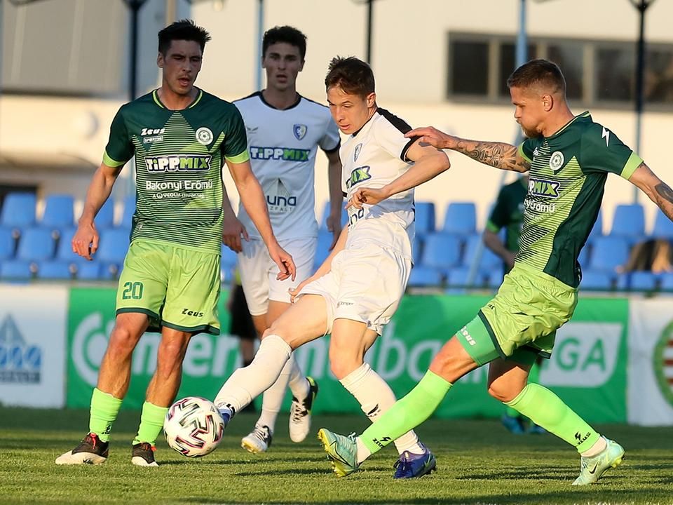 Harc a labdáért a Tiszakécskei LC és az FC Ajka összecsapásán (Fotó: Sipos Bence/Kécskei Krónika)