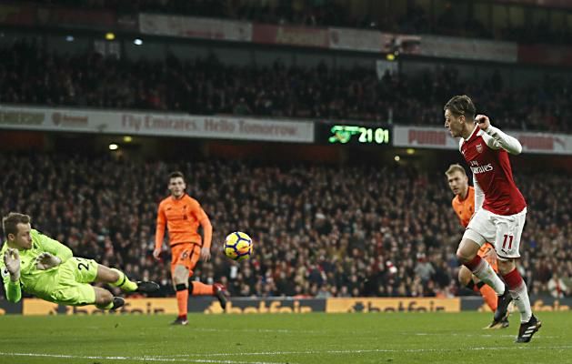 Özil a Liverpool ellen sem félt bevetni a trükköt (Fotó: AFP)