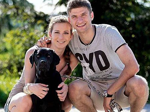 Thomas Müller feleségével és Labradorukkal (Fotó: Bild.de)