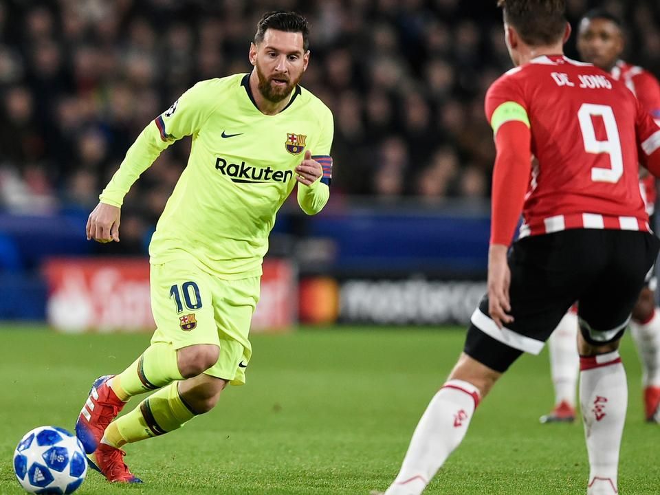 Gólszerzők egymás között: Messi támad, Luuk de Jong ezúttal védekezik (Fotó: AFP)