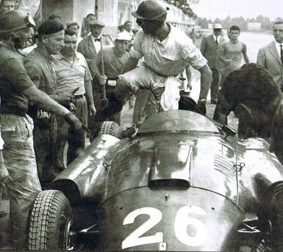 A nagy pillanat: Collins átadja az autóját Fangiónak