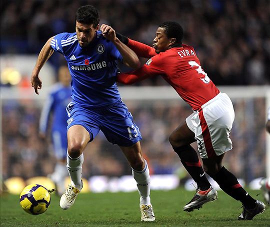 Megfeszített küzdelem: Ballack és Evra a Chelsea és az MU legutóbbi összecsapásán nem kímélte egymást