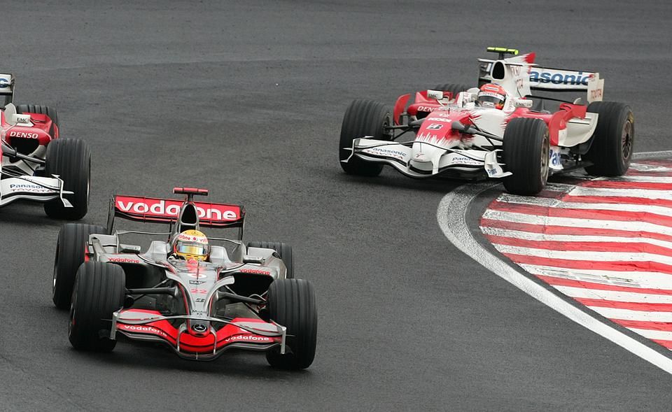 Lewis Hamilton az utolsó kanyarban szerezte meg a vb-címhez szükséges pontokat Brazíliában