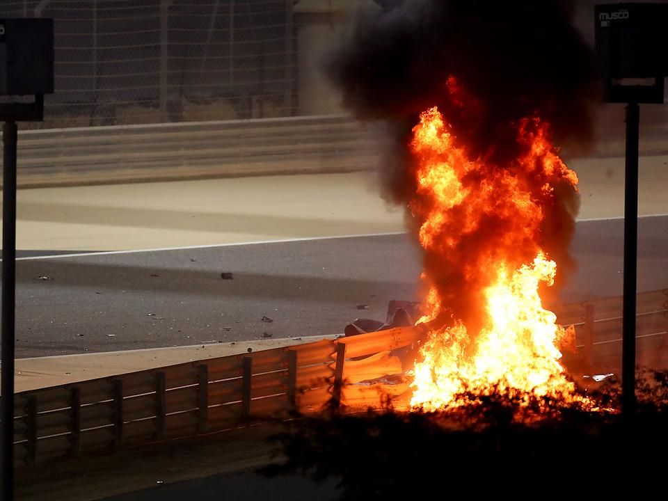 Grosjean itt még az égő autóban (Fotó: AFP) – A KÉPRE KATTINTVA GALÉRIA NYÍLIK