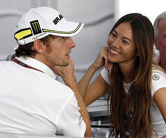 Szemmel láthatóan Jessica Michibata sem volt letörve barátja, Jenson Button nyolcadik helye miatt (Fotó: Reuters)