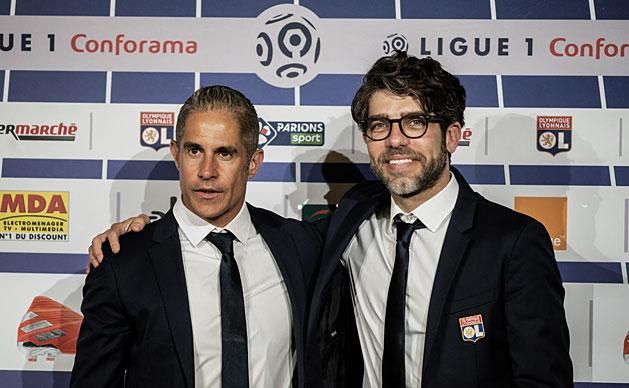 Az új Juninho Pernambucano, jobbján az új Sylvinho (Fotó: AFP)