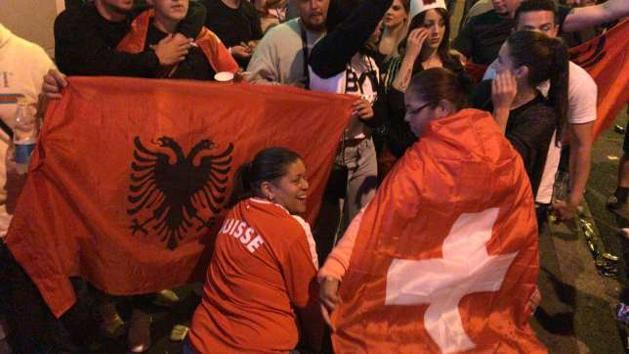 Öröm a svájci utcán: albán, svájci zászló egymás mellett (Fotó: Blick.ch)