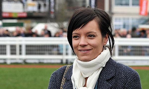 Lily Allen a lóversenyen (forrás: The Guardian)