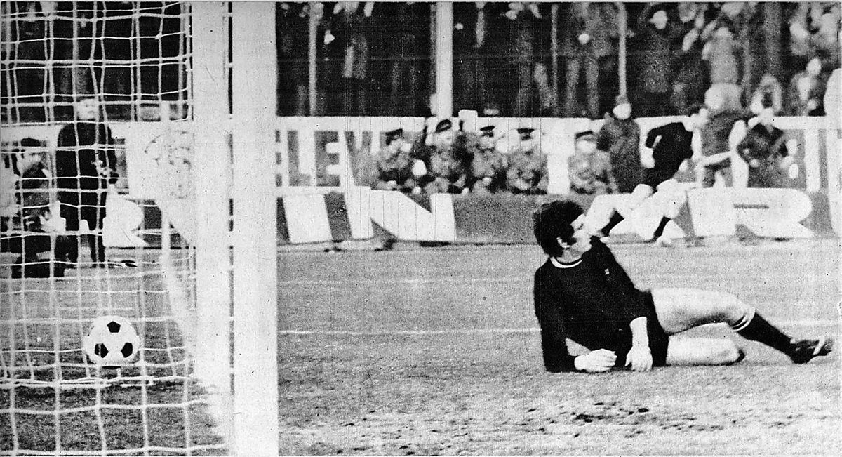 Dino Zoff már az első perc után búsan nézegethetett a kezdőkör felé, Bene Ferenc jóvoltából azonnal előnyt szerzett az Újpesti Dózsa (Fotó: Képes Sport)