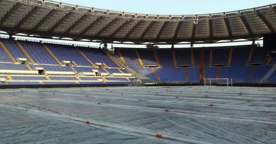 A Stadio Olimpico gyepszőnyegét óvni próbálják (Fotó: Sky Sports Italy)