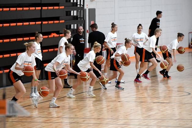 Diákok edzenek az újonnan felavatott pécsi Nemzeti Kosárlabda Akadémián (Fotó: MTI)