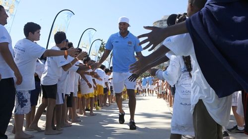 Joleon Lescott vidáman „pacsizott le” a srácokkal (Fotó: mcfc.co.uk)