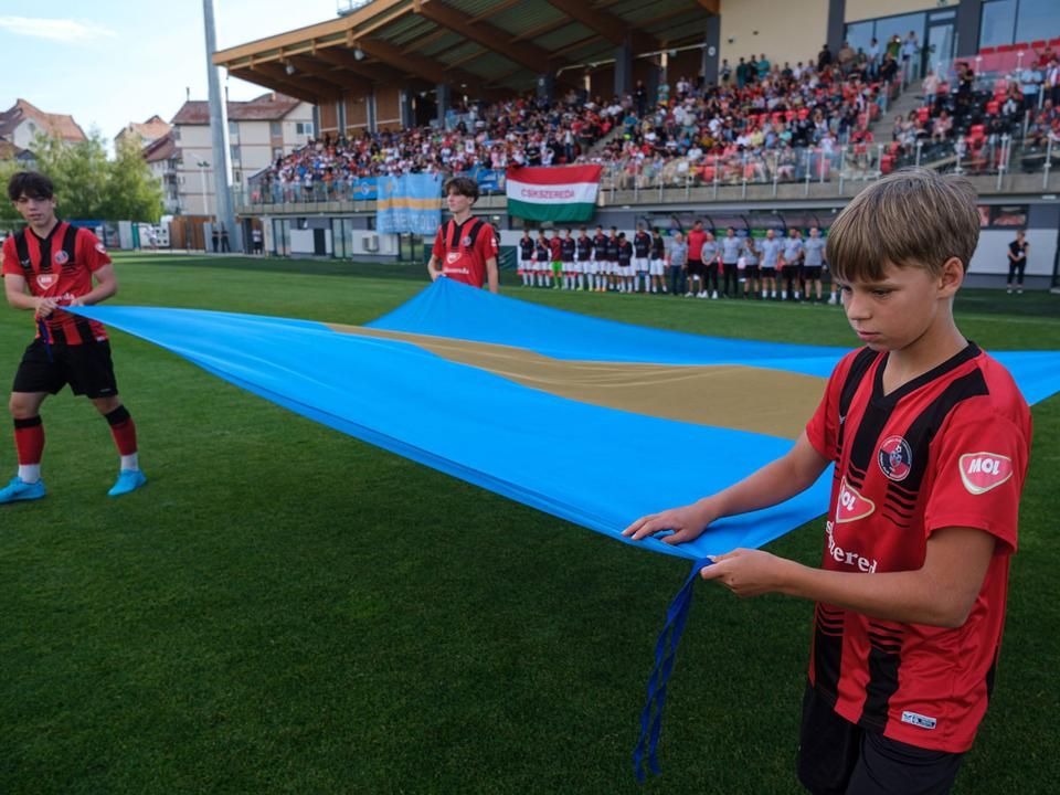 Magyar és székely zászlót is kifeszítettek a csíkszeredai ünnepségen – merthogy több volt ez futballmeccsnél