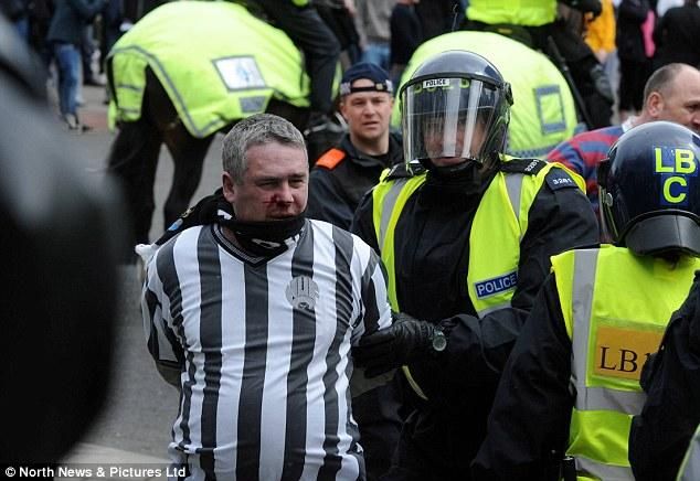 Őrület és káosz Newcastle utcáin a 148. Tyne-Wear derbi után (Fotó: Daily Mail)