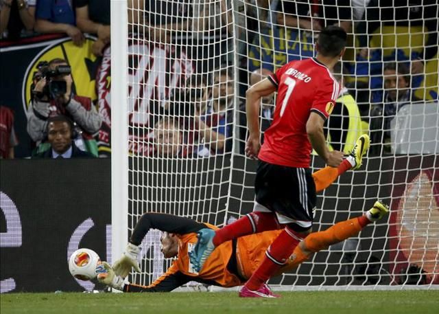 Kezdődik a Benfica-dráma: Cardozo ront, Beto véd (Fotó: Reuters)