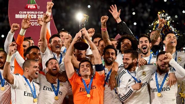 A Real Madrid a trófeával (Fotó: FIFA)