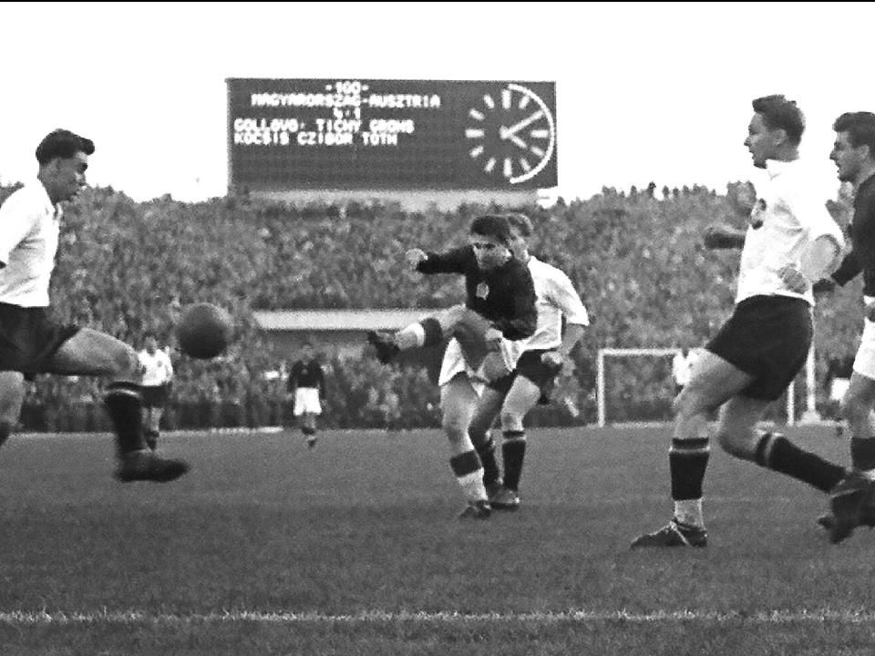 Roskadásig telt a Népstadion lelátója 1955-ben: 104 ezer néző látta, ahogy Puskás Ferencék 6:1-re legyőzték az osztrákokat