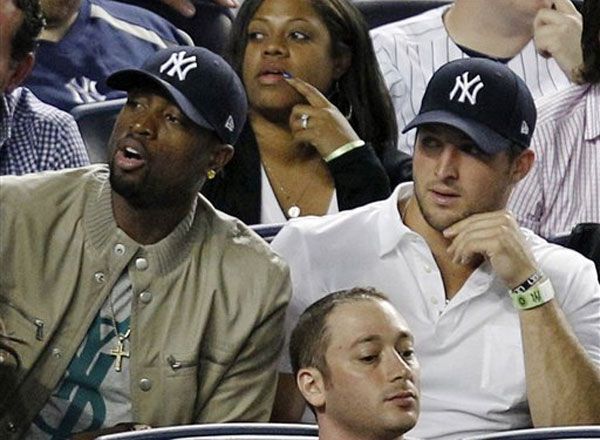 Dwyane Wade, Tim Tebow és egy plusz fej a New York Yankees meccsén (Fotó: sports.yahoo.com)