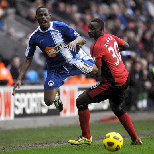 Maynor Figueroa (Wigan) repülése Jason Roberts (Blackburn) belépője után (Fotó: whoateallthepies.tv)