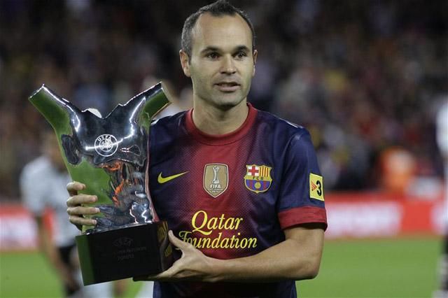 Andrés Iniesta bemutatta az UEFA Év játékosa-díját a mérkőzés előtt, majd – leült a kispadra (Fotó: Action Images)