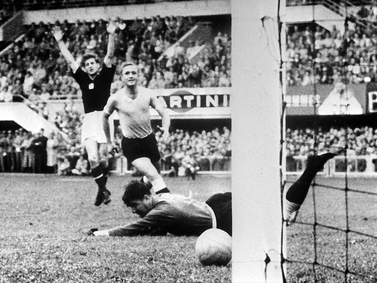 Az uruguayi kapus, Roque Máspoli és a védő José Santamaría már verve, a magyar válogatott első gólját szerző Czibor Zoltán ünnepel