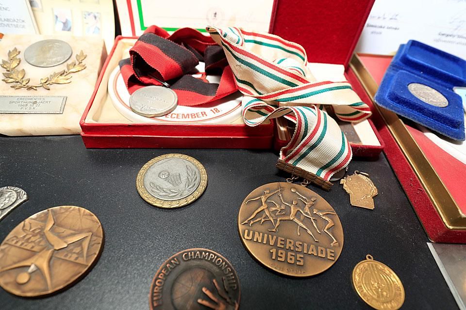 A díjak és érmek között az 1965-ös budapesti universiade bronza (Fotó: Koncz György)