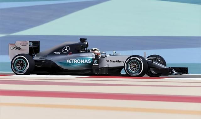 A második edzésen Lewis Hamilton és a Mercedes is elkezdi az érdemi munkát (Fotó: Action Images)