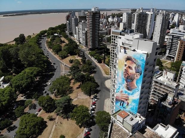 …ahogy Rosario egyik épületére is 69 méteres nagyságban