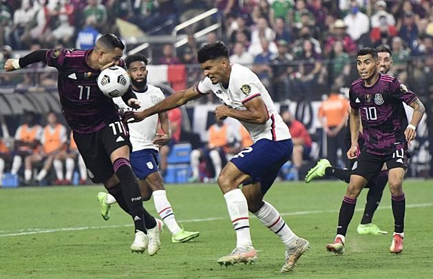A mexikói Rogelio Funes Morit arcon találja a labda az amerikaiak ellen elveszített idei Arany-kupa-döntőben (Fotó: AFP)
