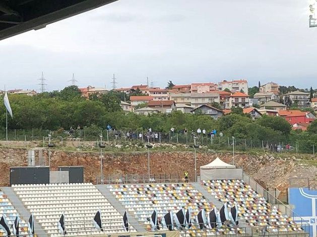 A Rijeka-szurkolók a zárt kapus meccsen a domboldalról drukkoltak kedvenceiknek (Fotó: 24sata.hr)