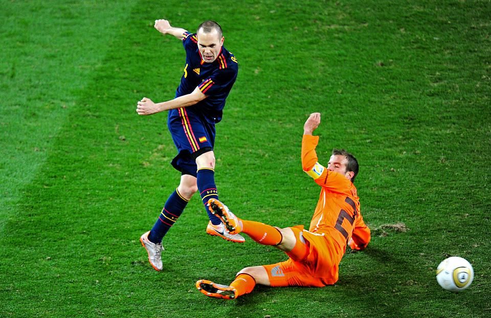 Rafael van der Vaart elkésett, Andrés Iniesta gólja szó szerint aranygól lett (Fotó: AFP)