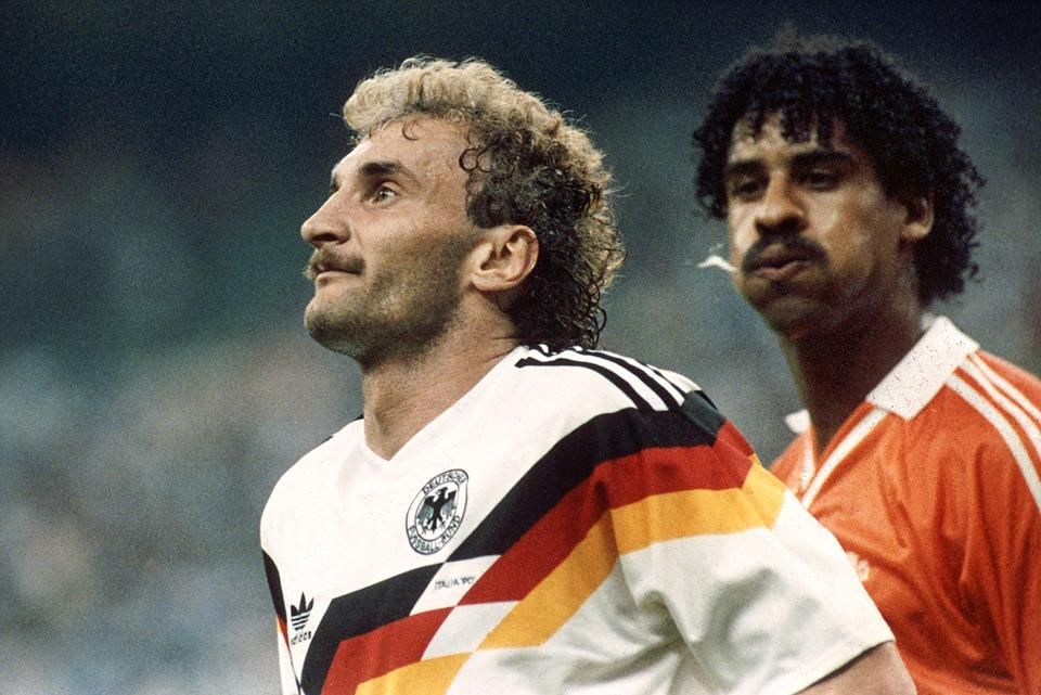 A német Rudi Völler és a holland Frank Rijkaard is piros lapot kapott (Fotó: AFP)