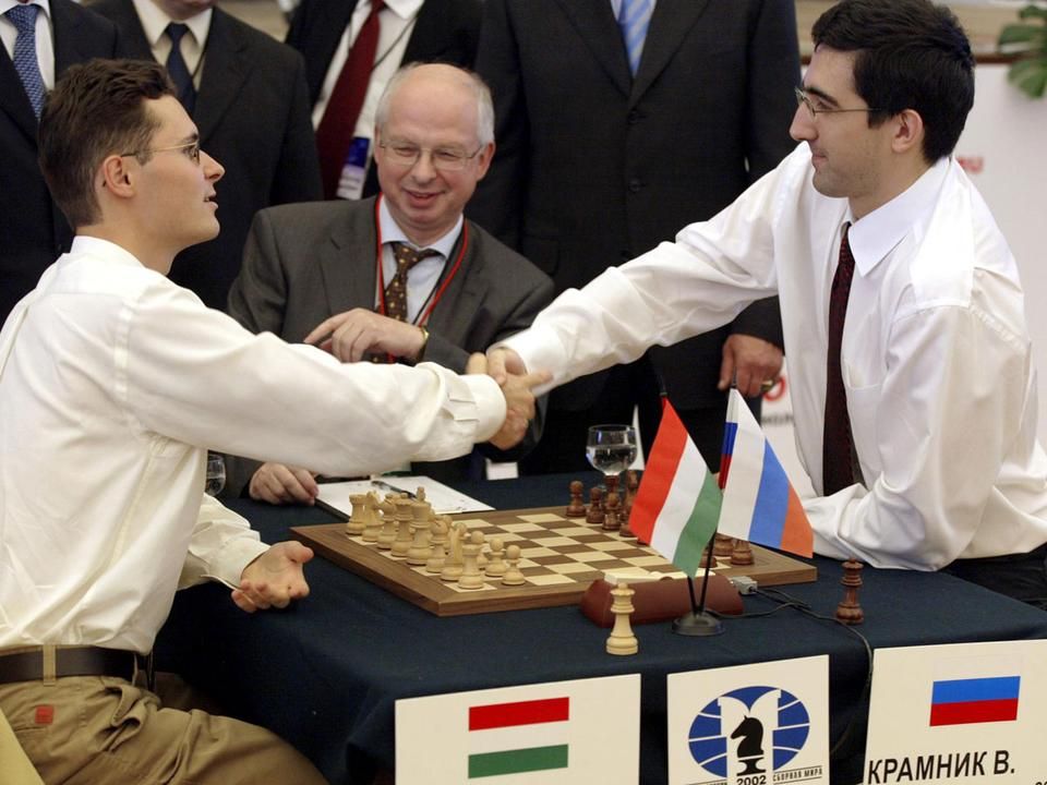 Lékó Péterrel hét hetes döntetlent játszott a 2004-es sakkvilágbajnoki döntőn…