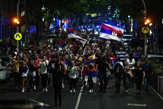 …szerb zászlókat lengetve tüntettek „Nole” mellett, Victoria állam kormányzója ellen